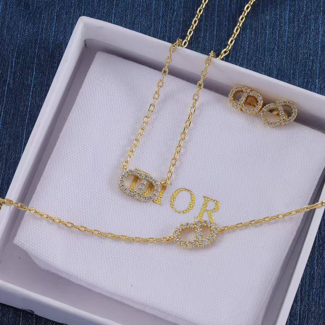 Dior🦋*
Necklace ❤️‍🔥
Earring❣️
Bracelet 💥
Master quality 💯
With normal boxes 📦 
105 dhs🪙💕
With master box 🗃️ 
120 dhs🪙💕

Zain216
♥️♥️♥️