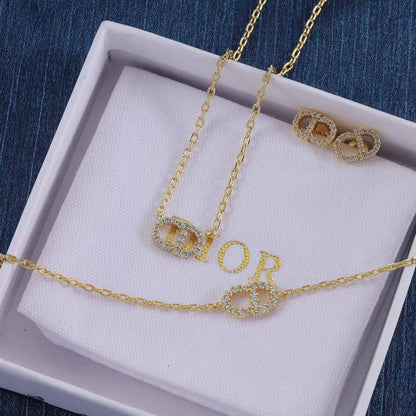 Dior🦋*
Necklace ❤️‍🔥
Earring❣️
Bracelet 💥
Master quality 💯
With normal boxes 📦 
105 dhs🪙💕
With master box 🗃️ 
120 dhs🪙💕

Zain216
♥️♥️♥️