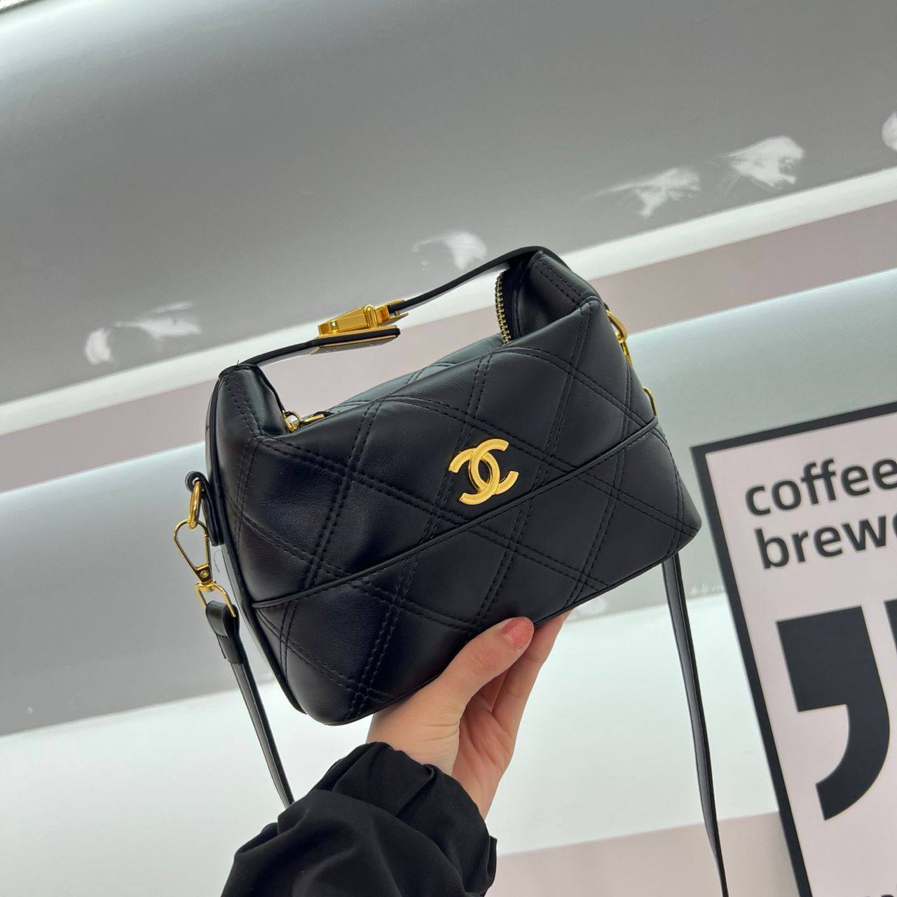 Chanel

85 dhs🌺

with box
🎁🎁🎁

size 23×10×16cm

Zain42
♥️♥️♥️