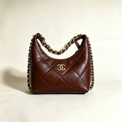 Chanel
High quality
With box 
110 dhs🇦🇪🇦🇪

Zain50
♥️♥️♥️