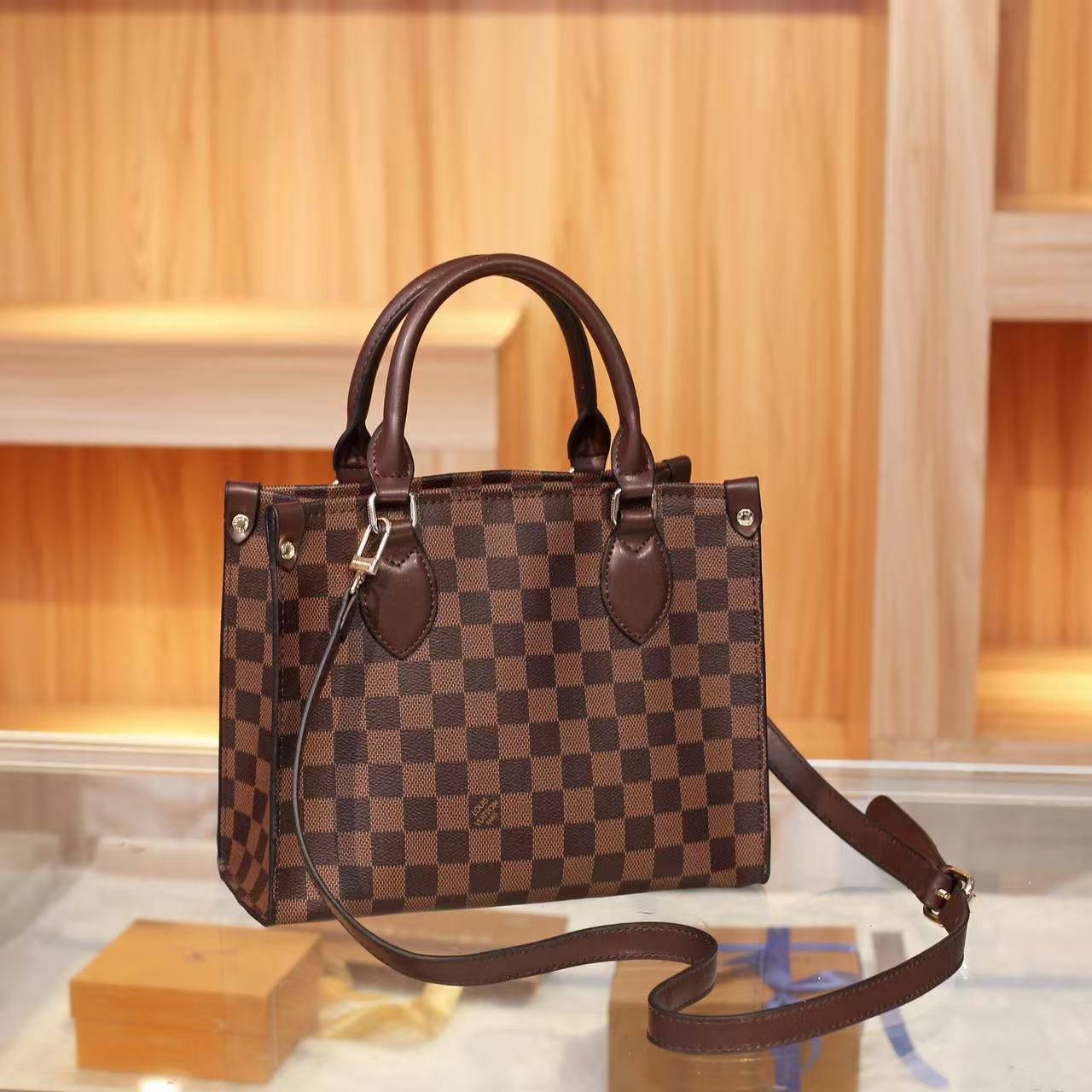 LV
Size 18cm
100 dhs✅
With box 📦

Zain70
♥️♥️♥️
