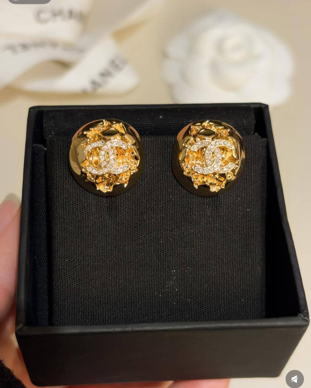 CHANEL❤️‍🔥*
Earring 🐦‍🔥
Master quality 💯
With normal boxes 🗃️ 
55 dhs💓
With master box 📦 
65 dhs💓

Zain216
♥️♥️♥️