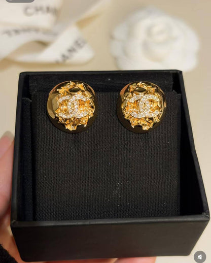 CHANEL❤️‍🔥*
Earring 🐦‍🔥
Master quality 💯
With normal boxes 🗃️ 
55 dhs💓
With master box 📦 
65 dhs💓

Zain216
♥️♥️♥️