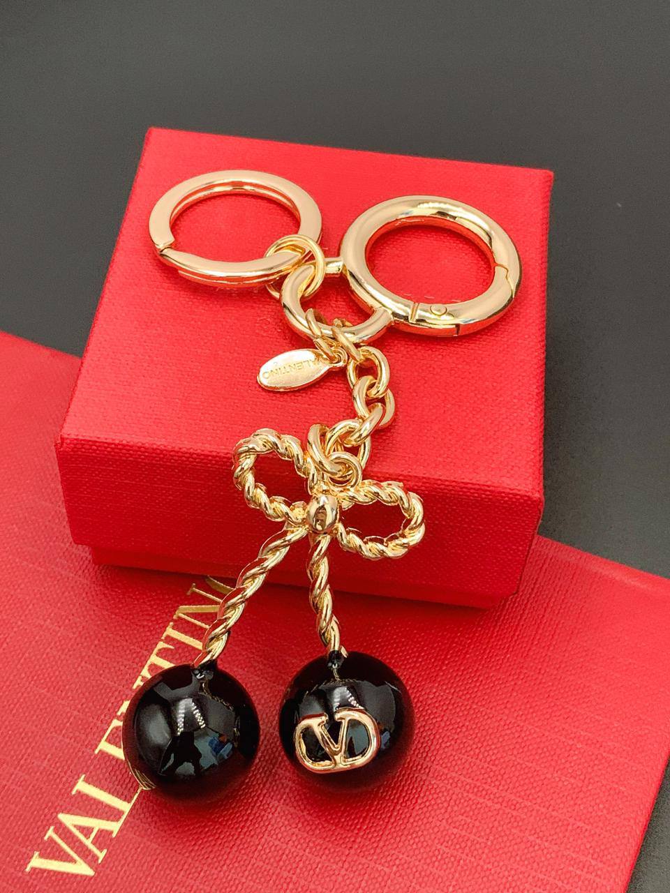 Valentino
65 dhs🪙💕 
Keychain 

Zain89
♥️♥️♥️