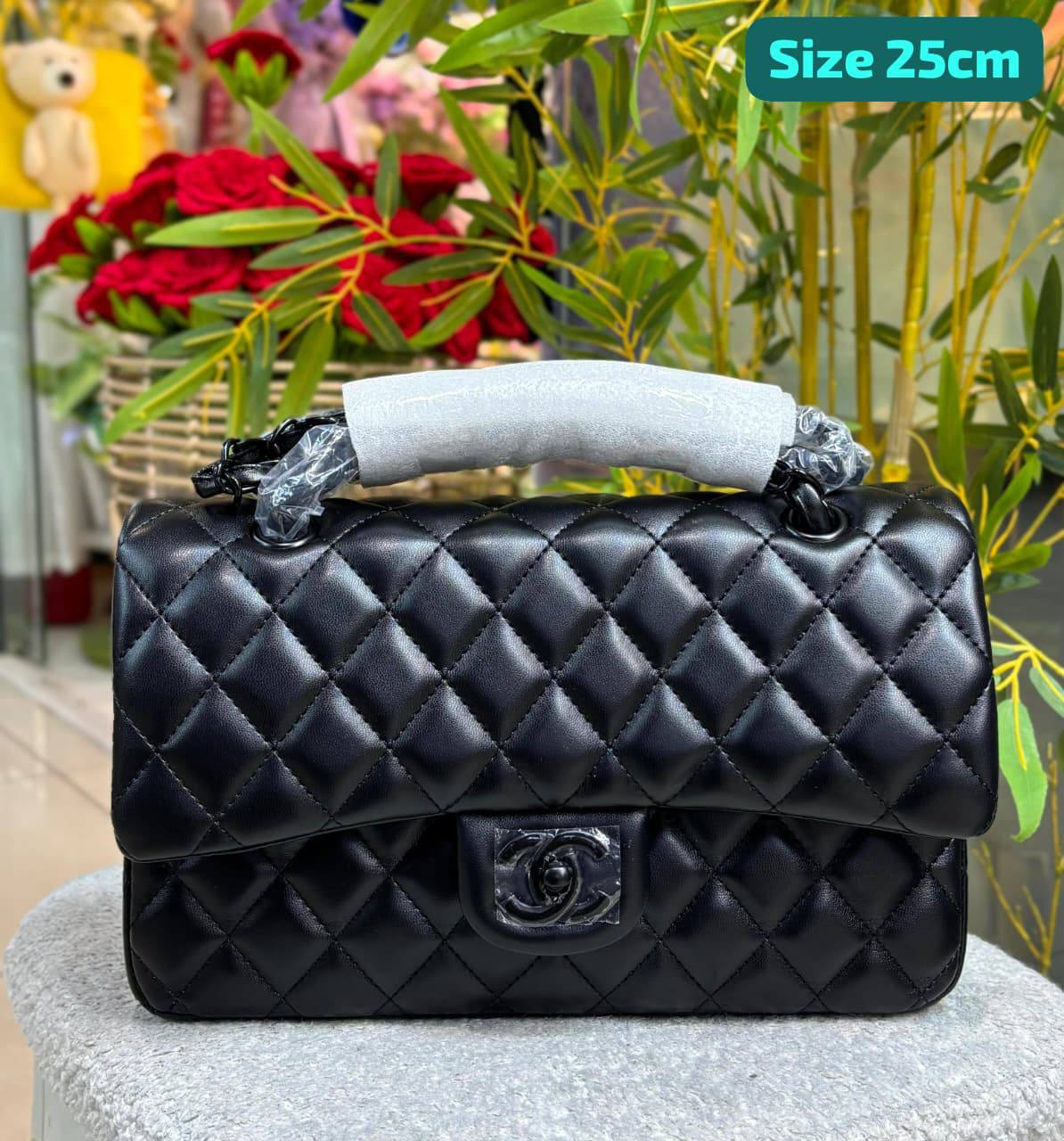 Chanel
Good quality 
with box 
105 dhs💛

Zain186
♥️♥️♥️