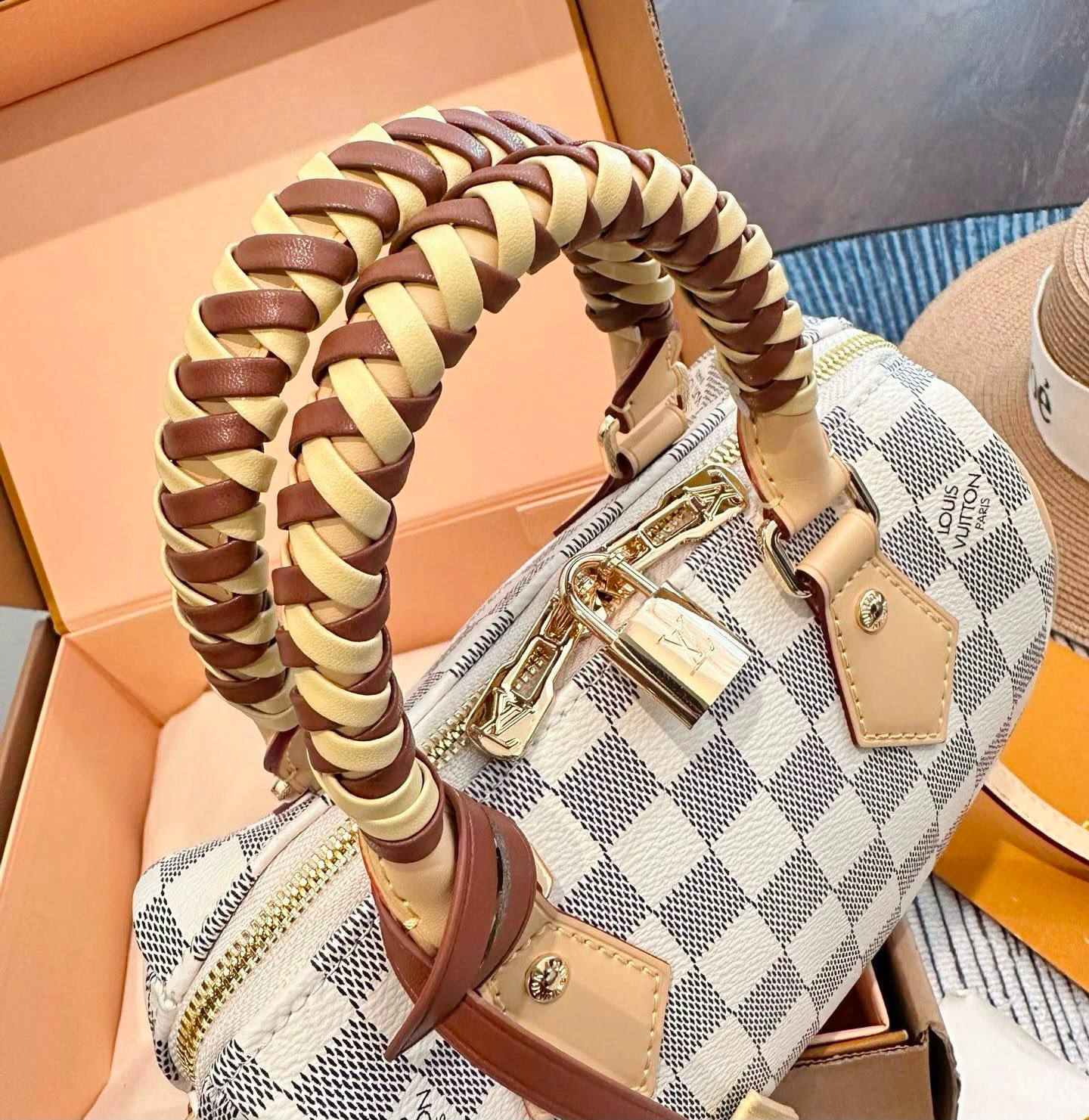 LV
 SPEEDY NEW DESIGN MASTER QUALITY 
WITH BOX 
240 dhs✅
20CM

Zain295
♥️♥️♥️
