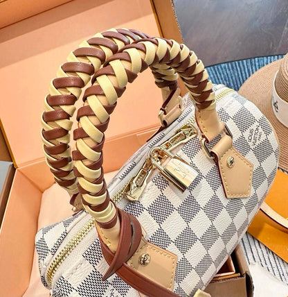 LV
 SPEEDY NEW DESIGN MASTER QUALITY 
WITH BOX 
240 dhs✅
20CM

Zain295
♥️♥️♥️