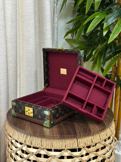 BRAND- LOUIS VUITTON 
*❗️JEWELLERY BOX❗*
*SUPER MASTER QUALITY ❗*
950 dhs✅
*WITH  PAPERBAG❗*

Zain267
♥️♥️♥️