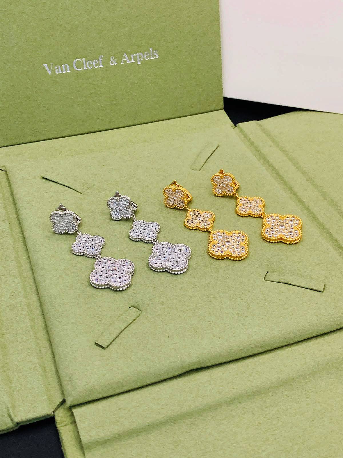 VCA EARRING
MASTER💫✨
3 Flower
90 DHS✅
 WITH  BOX AND PAPER BAG🛍️🎁

Zain89
♥️♥️♥️