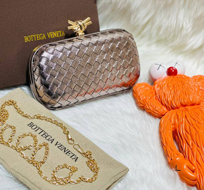 Bottega
good quality, 

comes with box, 
🎁🎁🎁

size...20* 11 cm 
100 dhs🪙🌨️

Zain12
♥️♥️♥️