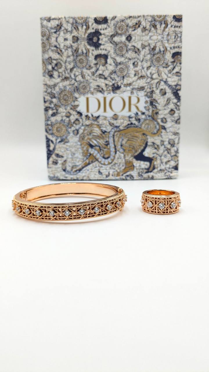 Dior 
*Master Quality* 
*Bracelet & Ring*
170 dhs✅ with Normal Box 🎁
190 dhs✅ with Good Box 🎁

Zain210
♥️♥️♥️