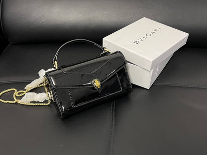 Bvlgari
100 dhs✅
size：22cm
Good-quality 

with box🎁

Zain35
Zain26
♥️♥️♥️