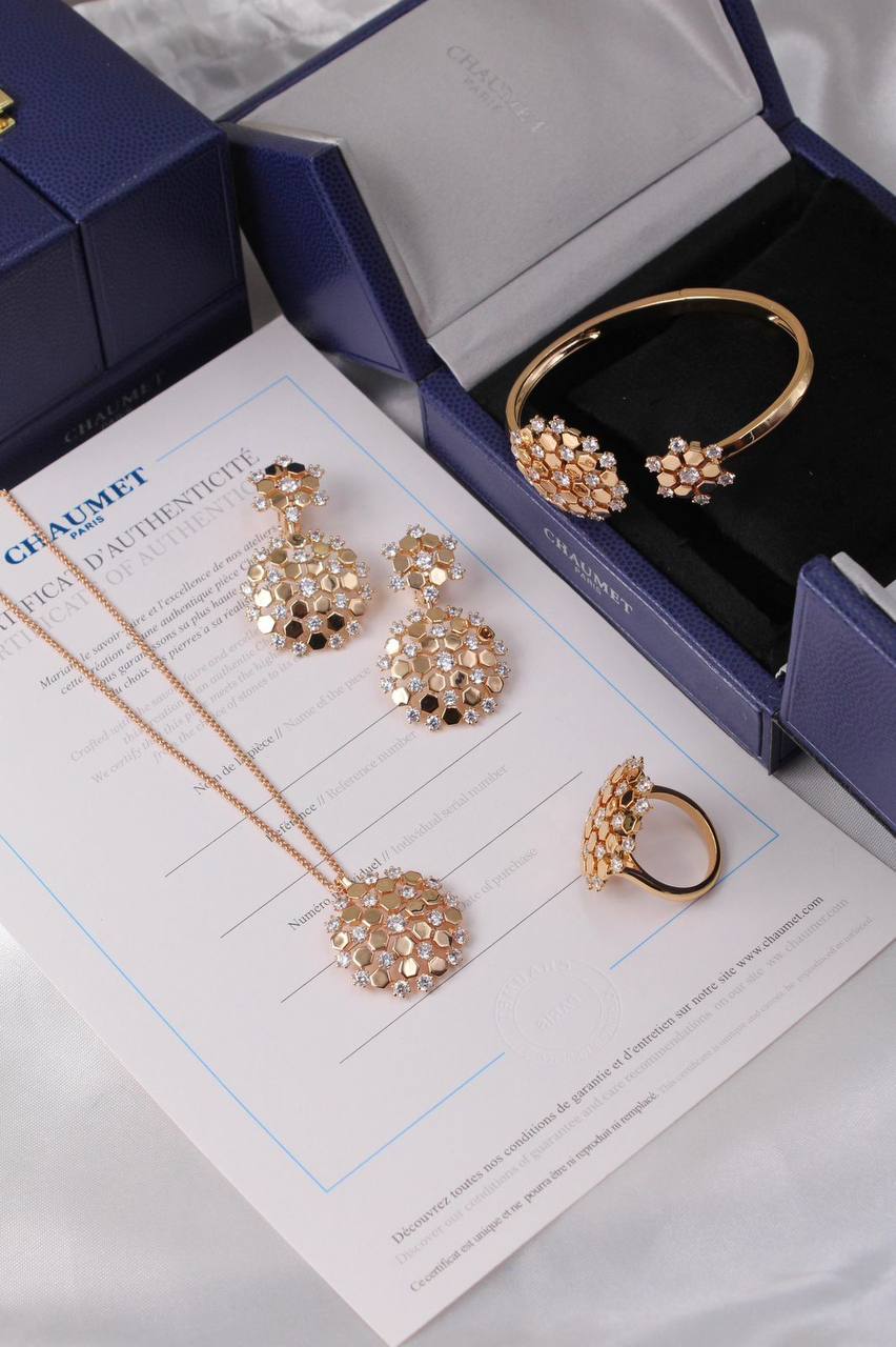 CHAUMET 🤍💙
* ⁠↗️ *Super Master Quality 
* BEE DE CHAUMET Full Set
* ⁠PENDANT , EARINGS 
* ⁠BANGLE with RING
Full Set
*360 dhs💓* with *Normal* Box & Bag
*445 dhs💓* with *Orignal* Packaging 🎁

Zain106
♥️♥️♥️