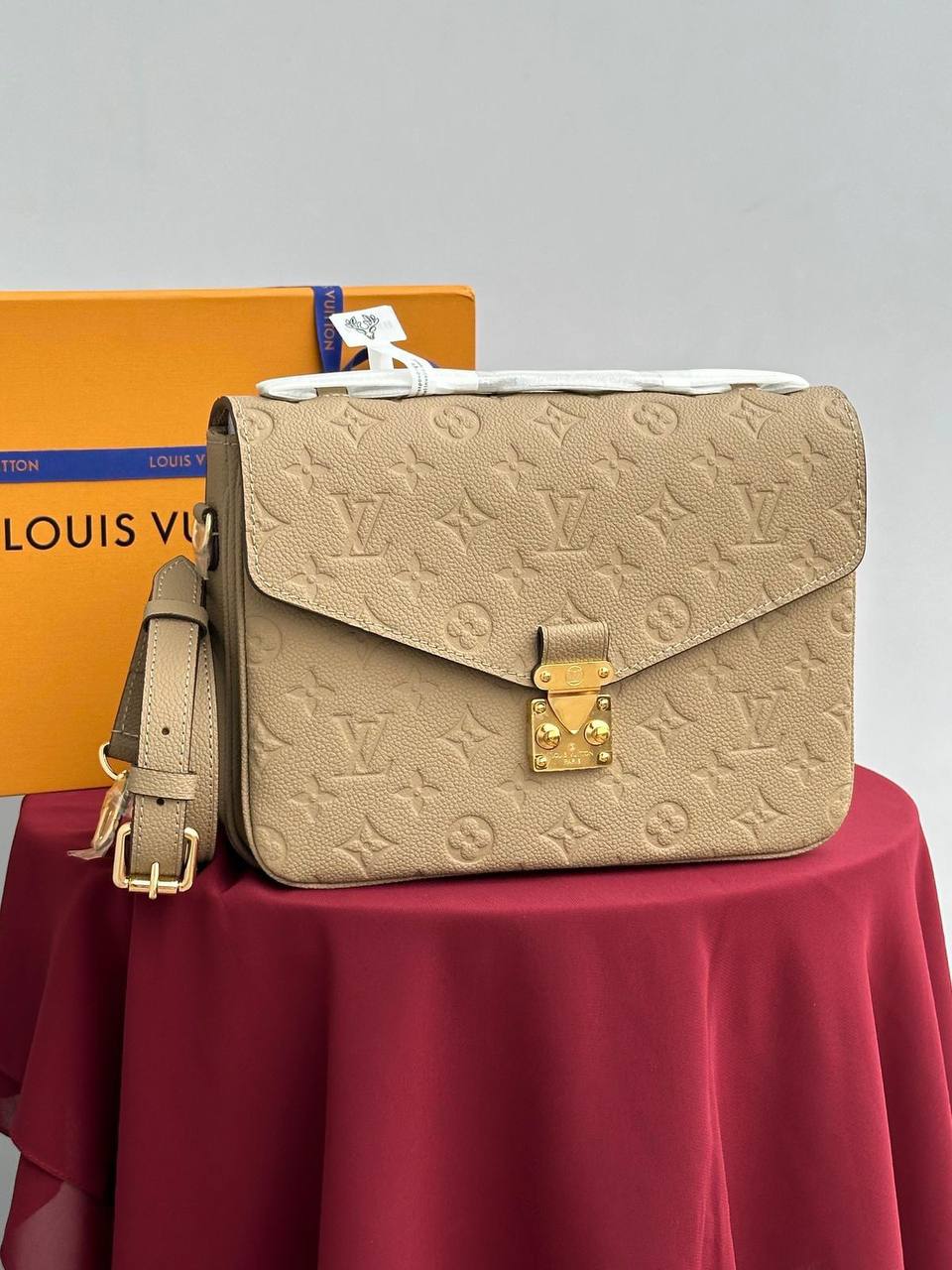 LV
90 DHS✅

With box
🎁🎁🎁

25 cm

Zain219
♥️♥️♥️