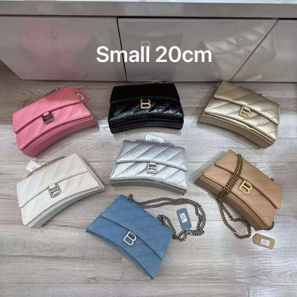 Balenciaga 
good quality.🌸
With Box.📦 
Size 20cm price 95 dhs✅
Size 25cm price 100 dhs✅
Size 31cm price 110 dhs✅

Zain107
♥️♥️♥️