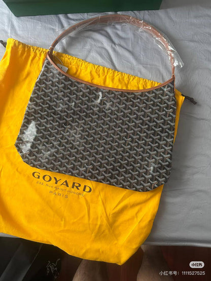 GOYARD
Size   42cm
90 dhs🪙💚
+paper bag

Zain04
♥️♥️♥️
