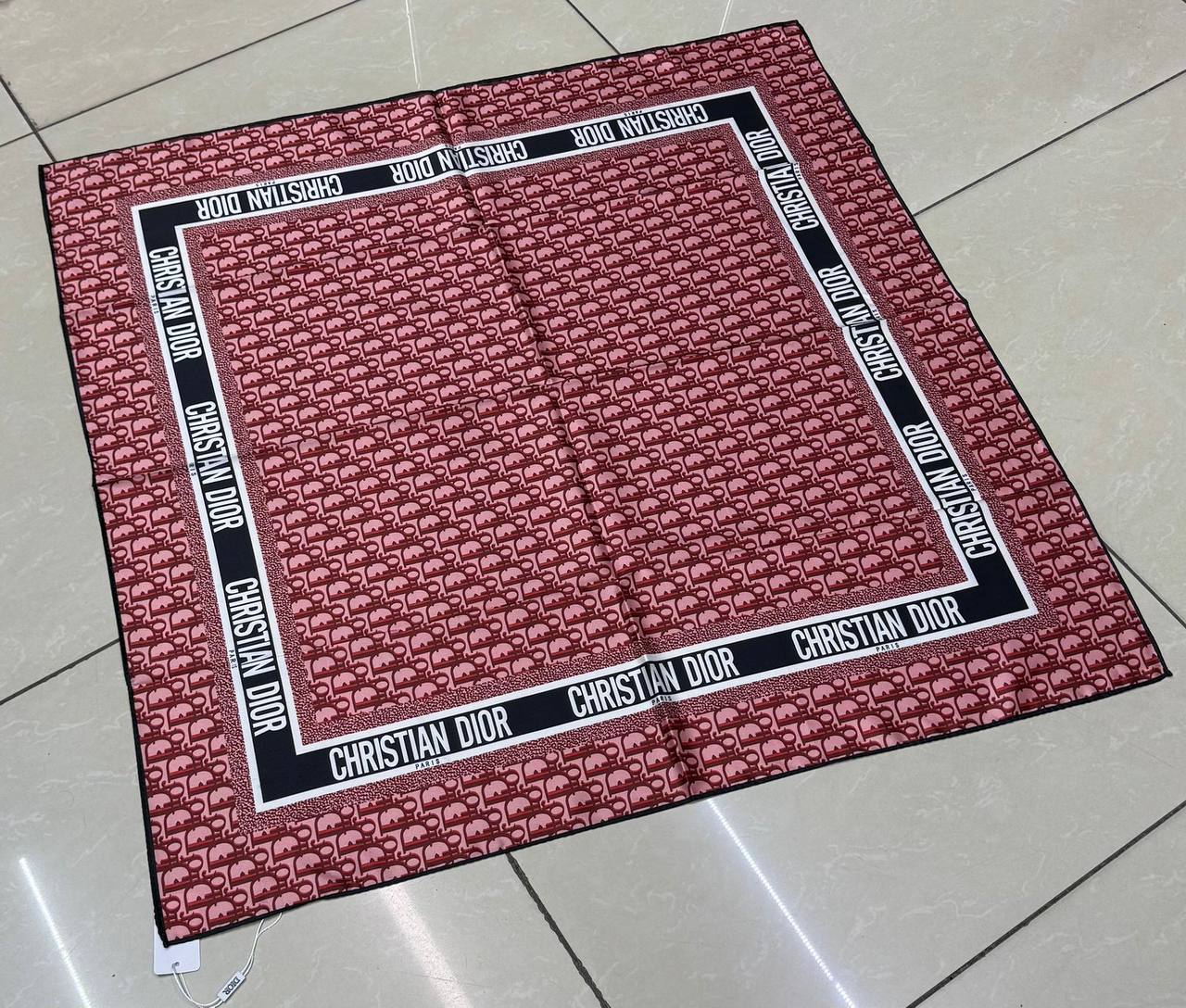 Silk square scarf 
40 dhs🪙💚

Zain93
♥️♥️♥️