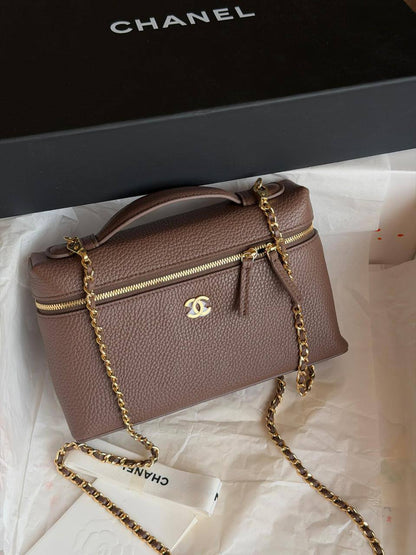 Chanel
 𝐕𝐀𝐍𝐈𝐓𝐘 𝐂𝐀𝐒𝐄 𝐖𝐈𝐓𝐇 𝐂𝐇𝐀𝐈𝐍 𝐒𝐔𝐏𝐄𝐑 𝐌𝐀𝐒𝐓𝐄𝐑 𝐐𝐔𝐀𝐋𝐈𝐓𝐘 
𝐋𝐀𝐑𝐆𝐄 -1300 dhs✅
𝐌𝐞𝐝𝐢𝐮𝐦 - 1250 dhs✅
𝐒𝐦𝐚𝐥𝐥 - 1200 dhs✅

ETAG4
♥️♥️♥️