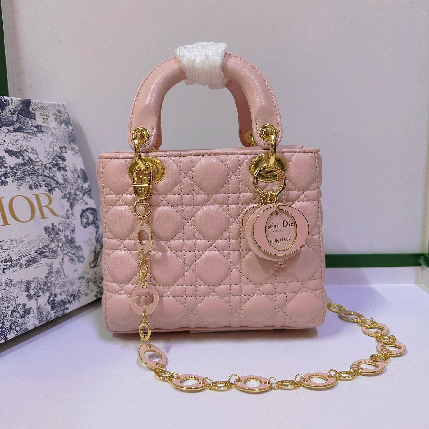 DIOR 

NEW CAME HIGH QUALITY 
WITH BOX 
🎁🎁🎁

125 dhs❣️

Zain39
♥️♥️♥️