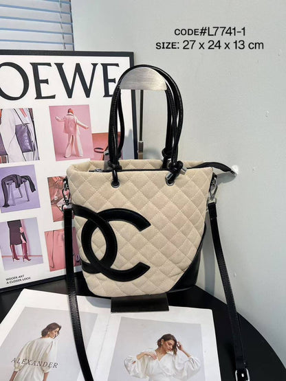 CHANEL ᴄᴀᴍʙᴏɴ
ᴘᴇᴛɪᴛᴇ sʜᴏᴘᴘɪɴɢ ʙᴀɢ
sᴜᴀᴅᴇ ᴍᴀᴛᴇʀɪᴀʟ
sɪʟᴠᴇʀ ʜᴀʀᴅᴡᴀʀᴇ
ᴡɪᴛʜ ʟᴏɴɢ ʙᴇʟᴛ sᴛʀᴀᴘ
sɪᴢᴇ: 27 cm

75 dhs🪙🌨️

Zain31
♥️♥️♥️