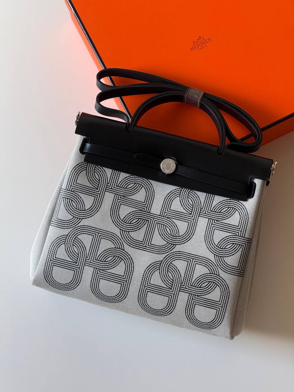 Hermes

Herbag 31cm💕master quality
😍with box❤️
🎁🎁🎁

590 dhs❤️

Zain52
♥️♥️♥️