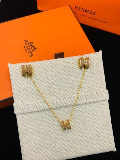 Hermes 
NECKLACE EARRINGS
SET MASTER✨💫
90 DHS✅
WITH BOX AND PAPER BAG🛍️🎁

Zain89
♥️♥️♥️