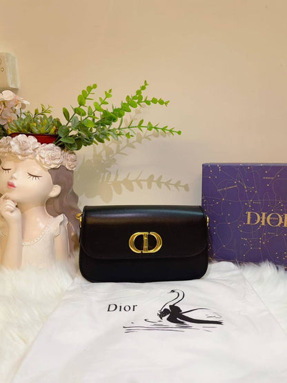 Dior

best quality 
with box

95 dhs🇦🇪🇦🇪
size23CM

Zain290
♥️♥️♥️