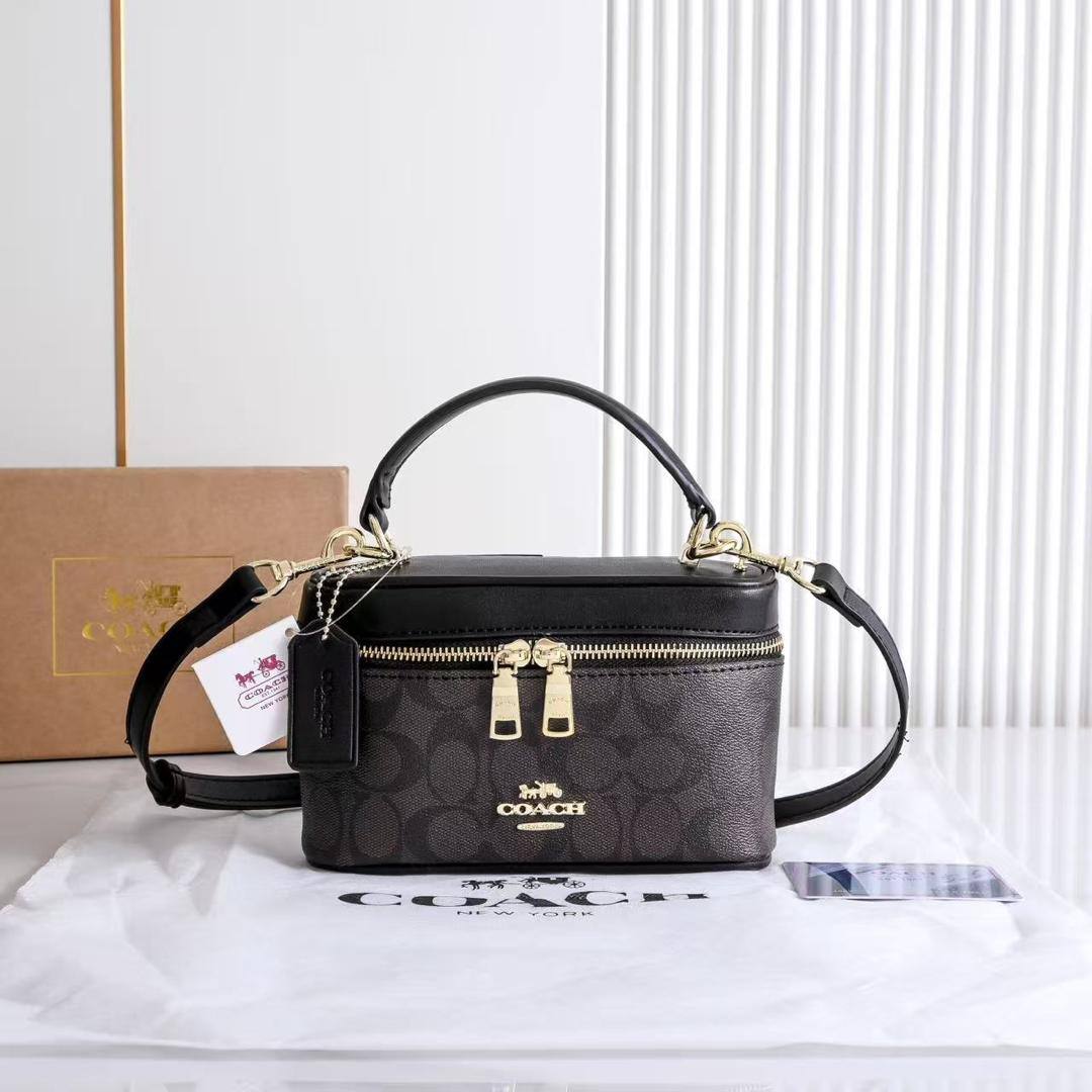 Coach
100 dhs🇦🇪🇦🇪
with box
size 18cm

Zain26
♥️♥️♥️