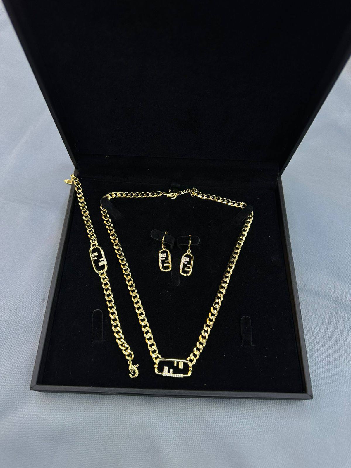 *SET ❤️‍🔥*
Necklace 🐦‍🔥
Earring🌸
Bracelet ✨
Ring 💍 
good quality 💯
With normal boxes 🗃️ 
And paper bag 🛍️
55 dhs❣️

Zain216
♥️♥️♥️