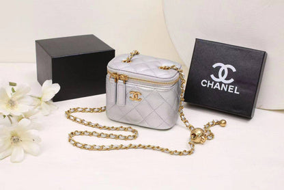 Chanel 
90 dhs✅
with box
🎁🎁🎁

size 12×8×10cm

Zain42
♥️♥️♥️