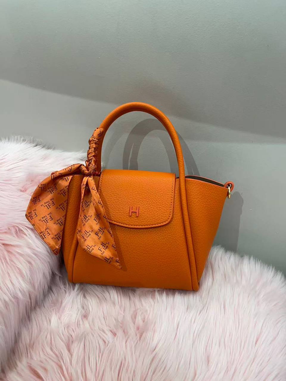 Hermes
120 dhs✅
Size 24cm 

Zain161
♥️♥️♥️