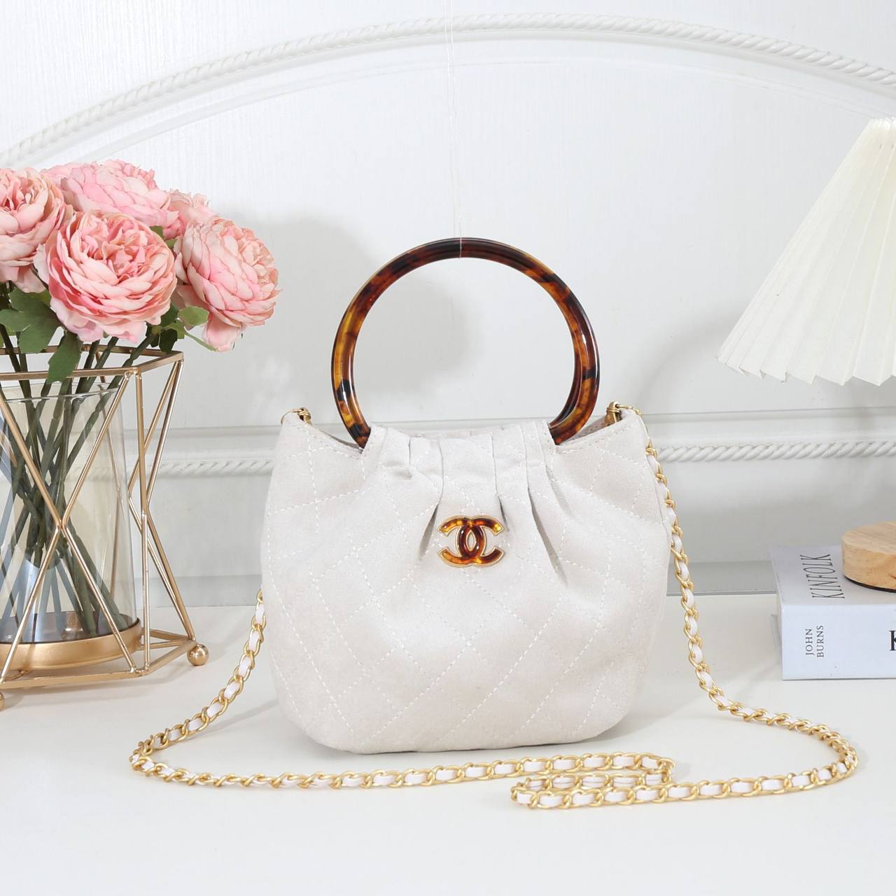 Chanel 
Best quality 

with box’s 
🎁🎁🎁

95 dhs✅
size 20cm

Zain290
♥️♥️♥️