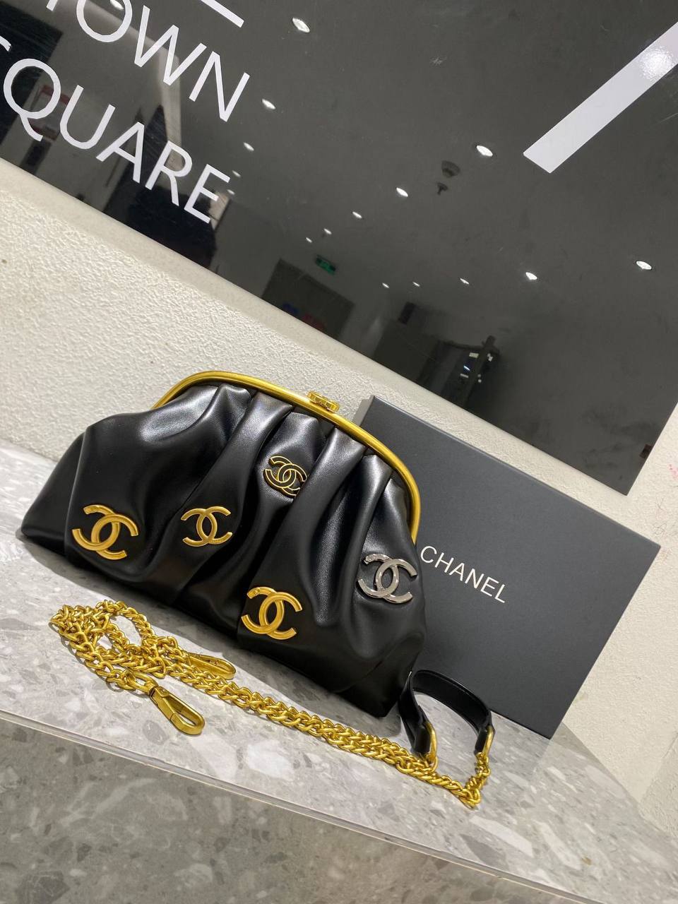 Chanel 

Best quality 

with box’s 
🎁🎁🎁

120 dhs✅
size 28 CM

Zain290
♥️♥️♥️