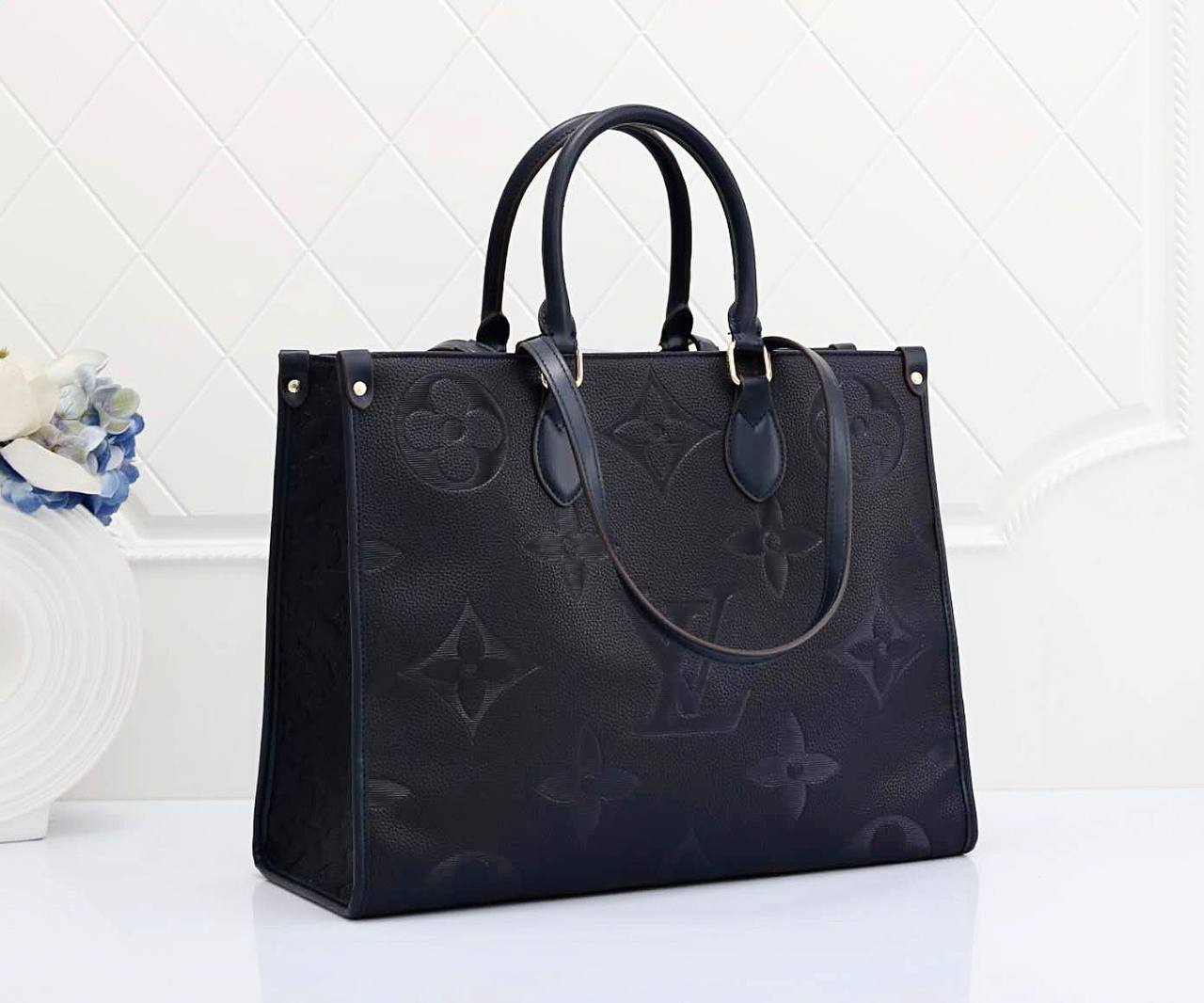 LV
ONTHEGO BIG SIZE NEW CAME GOOD QUALITY 
110 dhs🇦🇪🇦🇪

Zain295
♥️♥️♥️