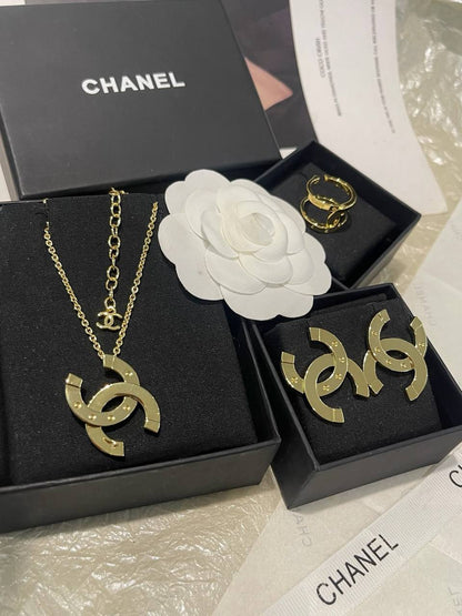 CHANEL ❤️‍🔥*
Necklace ✨
Earring🐦‍🔥
Ring free size 💍
Master quality 💯
With normal boxes 🗃️ 
140 dhs✅
With master box 🗃️ 
180 dhs✅

Zain216
♥️♥️♥️