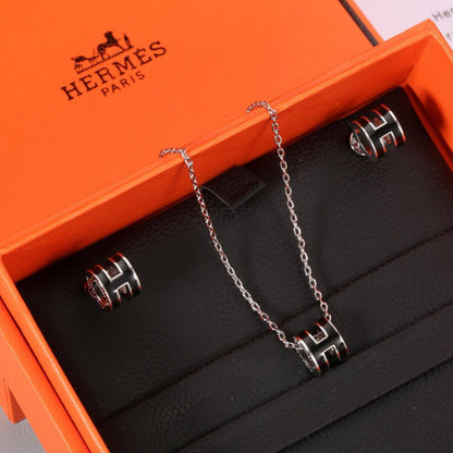 MASTER HERMES 
SET✨
NECKLACE EARRINGS.  💥💫
WITH NORMAL BOX AND PAPER BAG 90 dhs✅🛍️🎁

WITH GOOD BOX AND PAPER BAG 🎁
120 dhs✅ 💫

Zain89
♥️♥️♥️