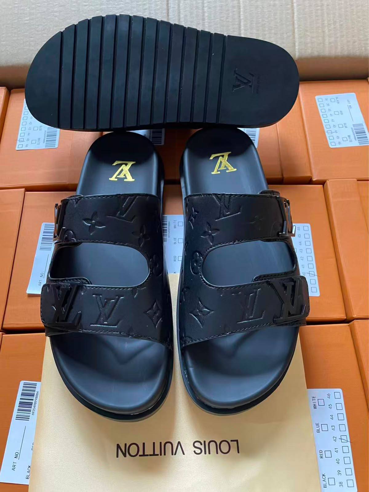 Louis Vuitton Slipper, New Arrived 
Size 40 To 45
110 dhs🇦🇪🇦🇪

Zain120
♥️♥️♥️