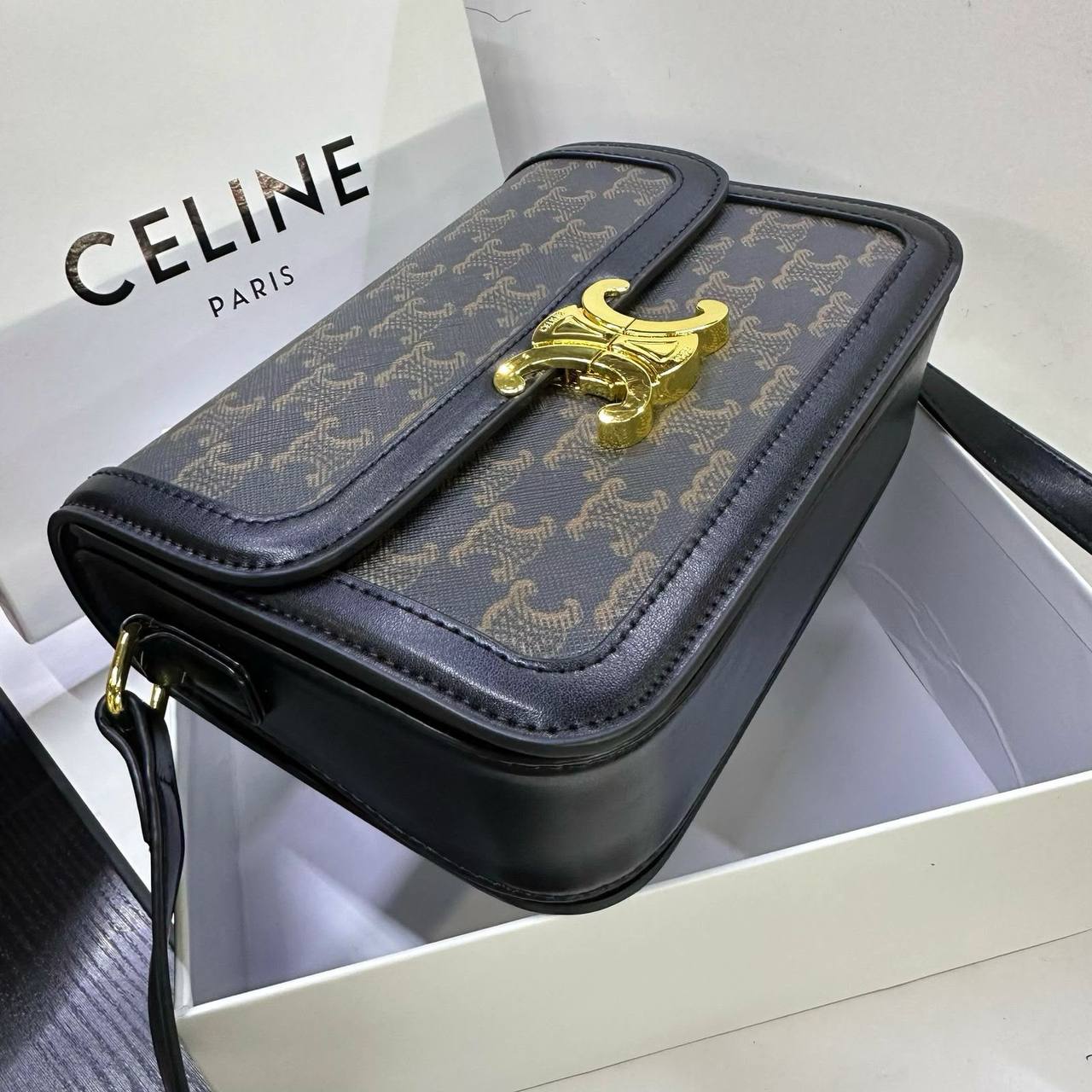 CELINE 
GOOD QUALITY
 WITH BOX 🎁
110 dhs✅

Zain295
♥️♥️♥️