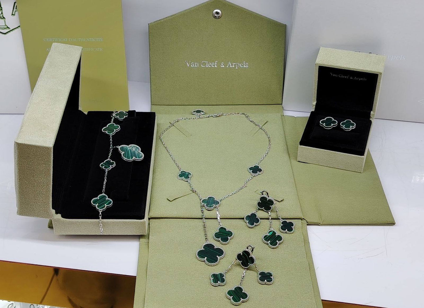 VCA SET❤️‍🔥*
Necklace 🦋
Earring🌸
Ring 💍 free size 
Bracelet 🐦‍🔥
Master quality 💯
With normal boxes 📦 
240 dhs🗽
With master box 🗃️ 
300 dhs🗽

Zain216
♥️♥️♥️