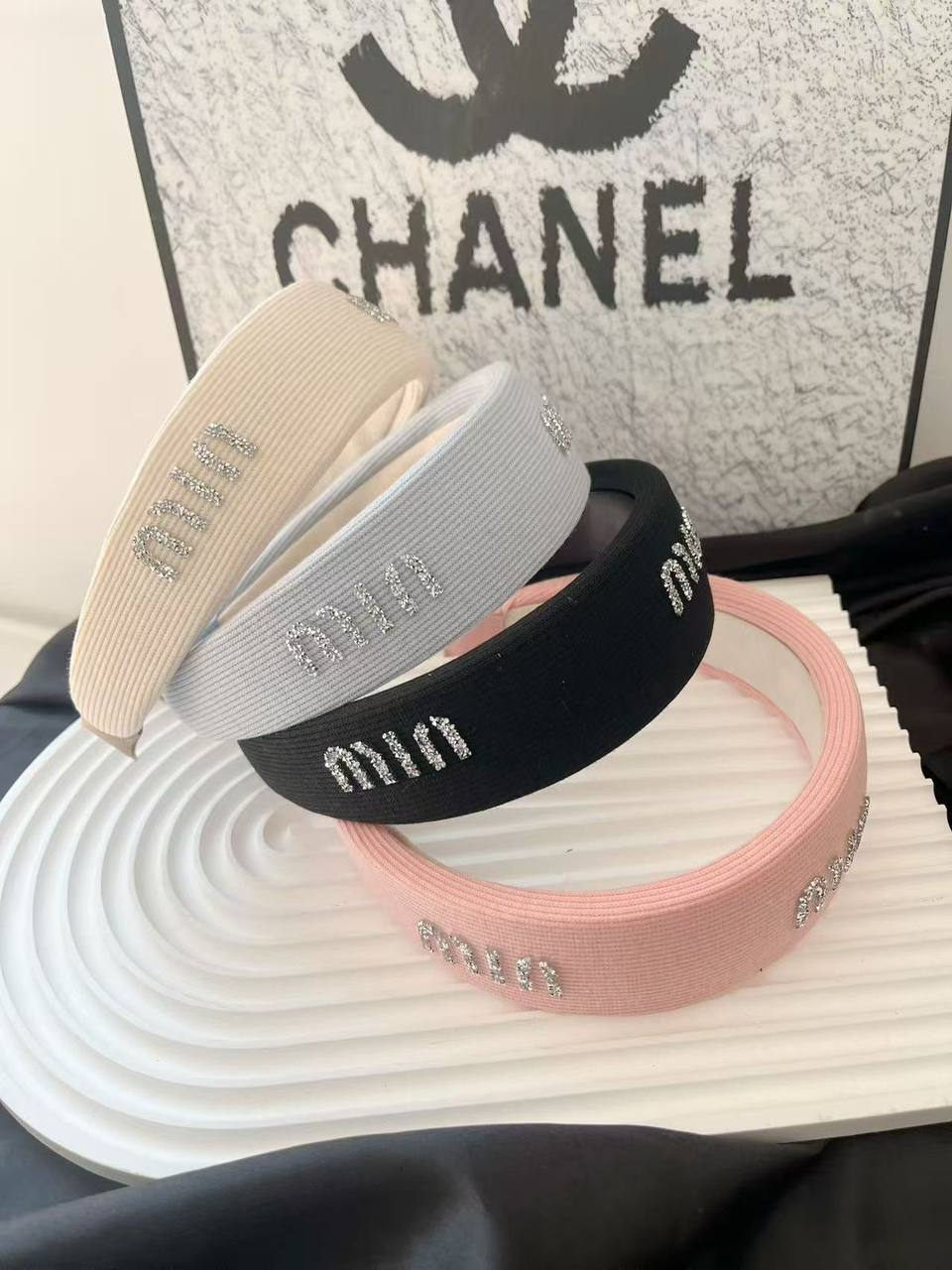 Headband ❤️‍🔥*
good quality 💯
20 dhs🪙🌨️

With boxes 🗃️ 
35 dhs🪙🌨️

Zain216
♥️♥️♥️