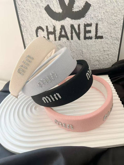 Headband ❤️‍🔥*
good quality 💯
20 dhs🪙🌨️

With boxes 🗃️ 
35 dhs🪙🌨️

Zain216
♥️♥️♥️
