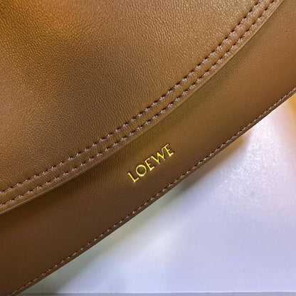 LOEWE 

COPY ONE NEW CAME 
WITH BOX 
🎁🎁🎁

155 dhs🪙🖤

Zain39
♥️♥️♥️