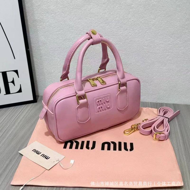 MIUMIU

Best quality
with box

size 22Cm

110 dhs🇦🇪🇦🇪

Zain290
♥️♥️♥️