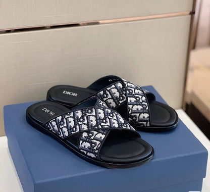 DIOR MEN SLIPPER 
GOOD QUALITY 
105 dhs🪙🌨️
Size 40 TO 45

Zain40
♥️♥️♥️