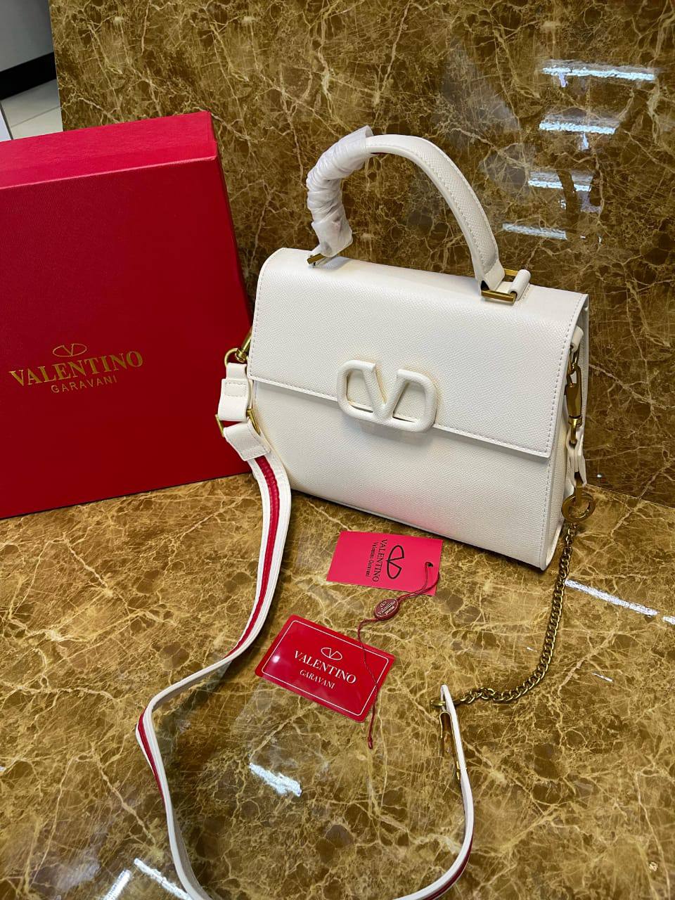 Valentino
125 dhs🪙💚

with box
🎁🎁🎁

size :25cm

Zain235
♥️♥️♥️