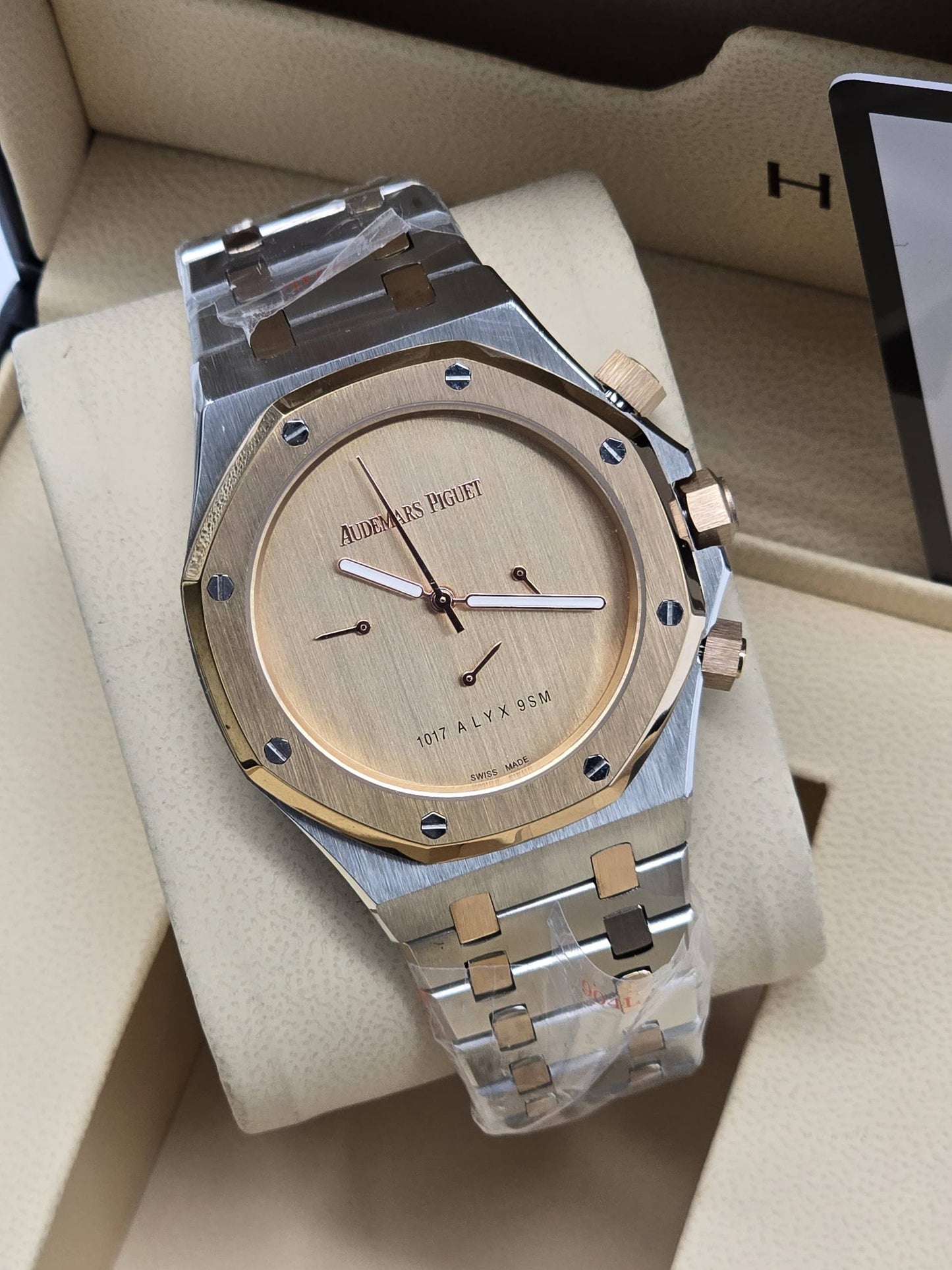 Ap Men Good quality
*battery*
*chronograph working*
240 dhs❣️

Zain29
♥️♥️♥️