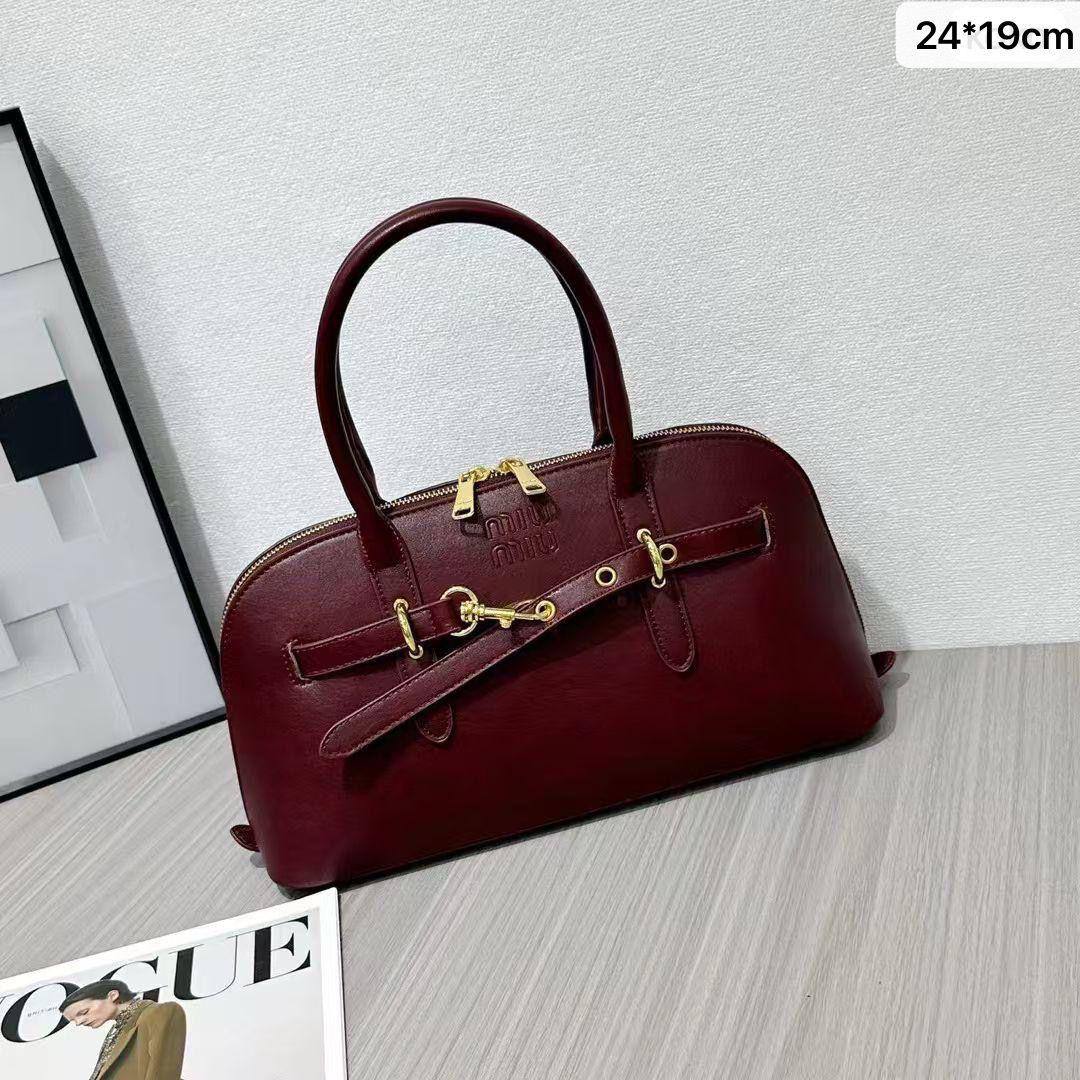 🌷 Miumiu Aventure
Size : 24 * 12 * 19  cm
85 dhs🪙🌺

Zain115
♥️♥️♥️