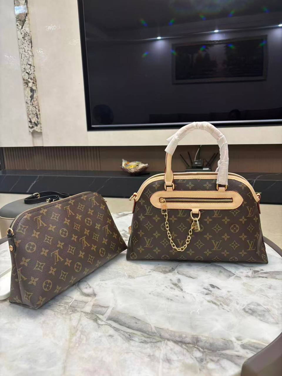 LV
HIGH QUALITY 💯
SIZE 35CM
115 dhs✅

Zain70
♥️♥️♥️