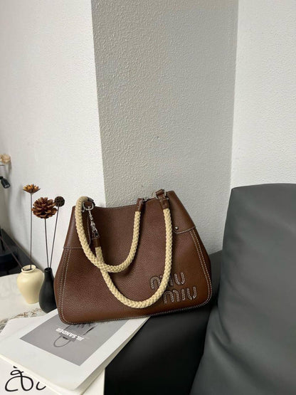 Miu Miu
Master
330 dhs🪙💕

Zain228
♥️♥️♥️