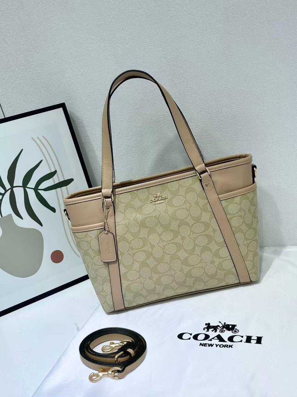 Coach
size 30cm 
good quality 
110 dhs✅

Zain278
♥️♥️♥️